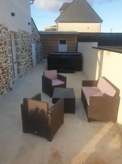 Gite Atypique Avec Jacuzzi Hillion